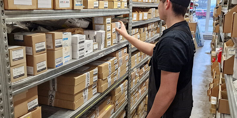 Lehre zum Einzelhandelskaufmann mit Schwerpunkt KFZ-Ersatzteillager (m/w/d) Lehre zum Einzelhandelskaufmann mit Schwerpunkt KFZ-Ersatzteillager (m/w/d)